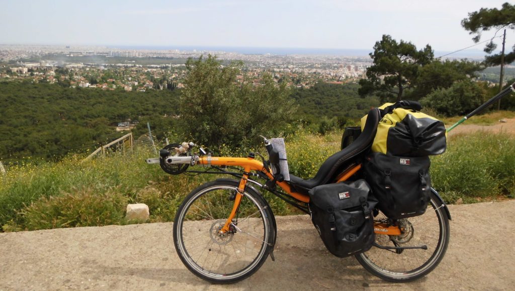 Met fiets en tent naar de Orient